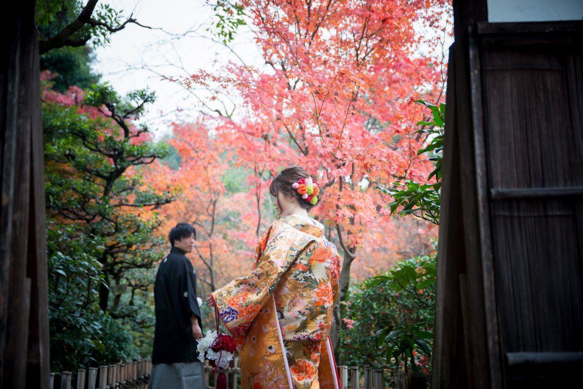 紅葉のある庭園でポージング