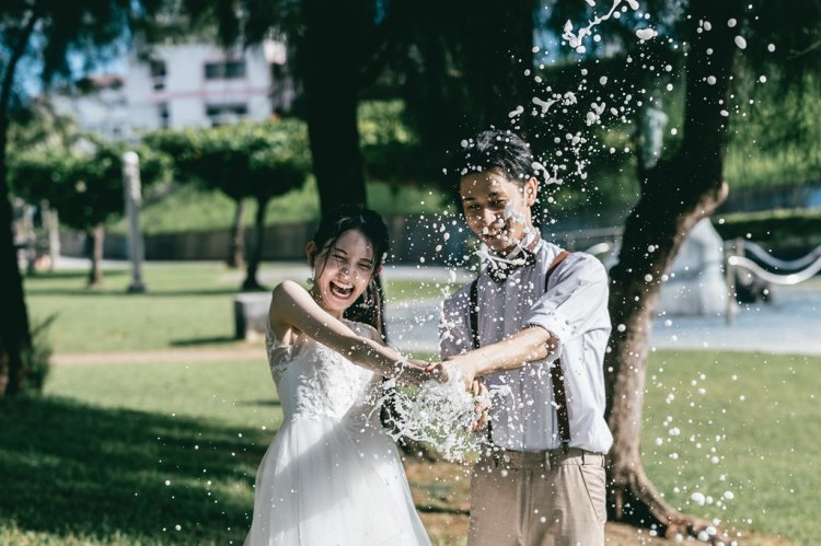 楽しく水遊びする新郎新婦