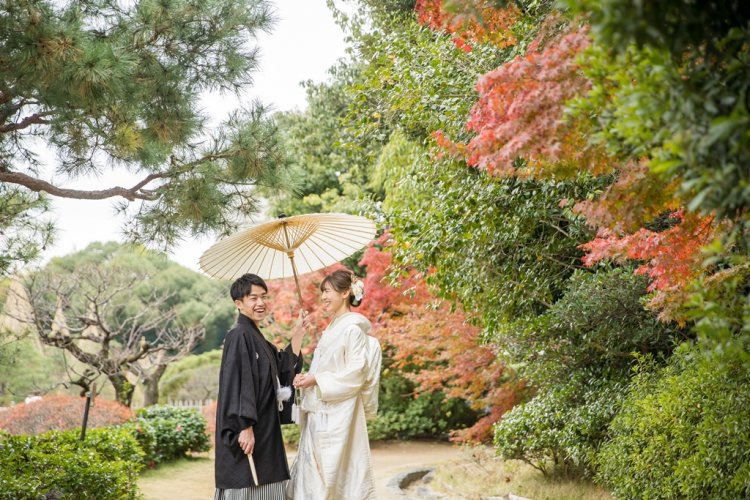 白い和傘をふたりで差して撮った和装結婚写真