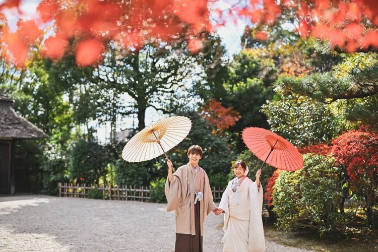 紅葉と新郎新婦