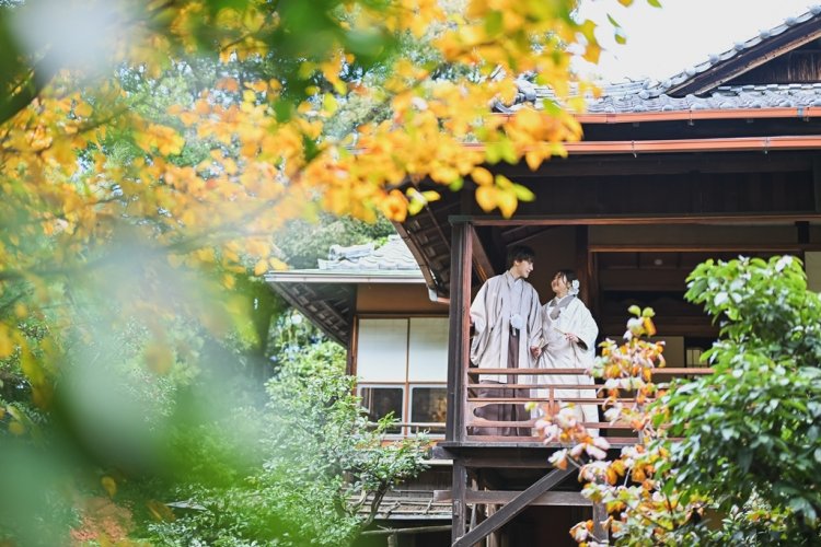 東山荘の紅葉と新郎新婦