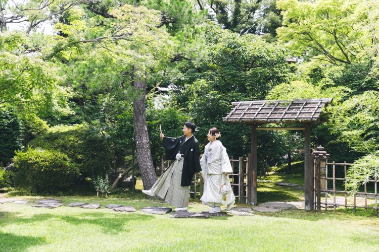 日本庭園で楽しく歩く新郎新婦