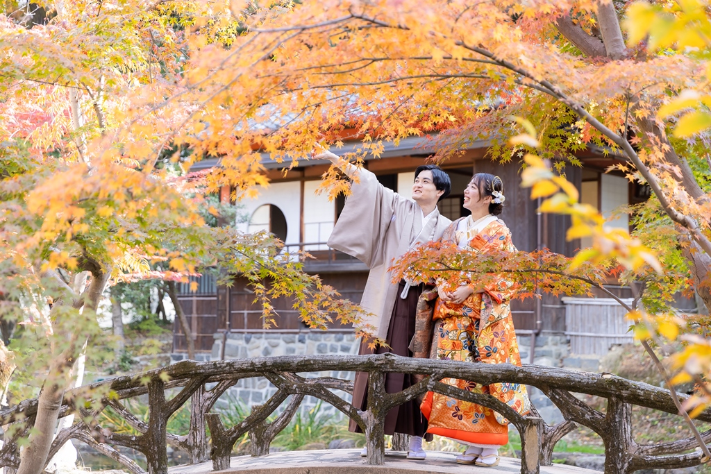 京都・伏見稲荷を彷彿とさせる真っ赤な鳥居と紅葉が織りなす絶景フォト☆彡