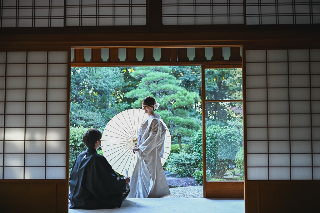 緑も紅葉も光り輝く東山荘で幸せなウェディングフォトタイム♡